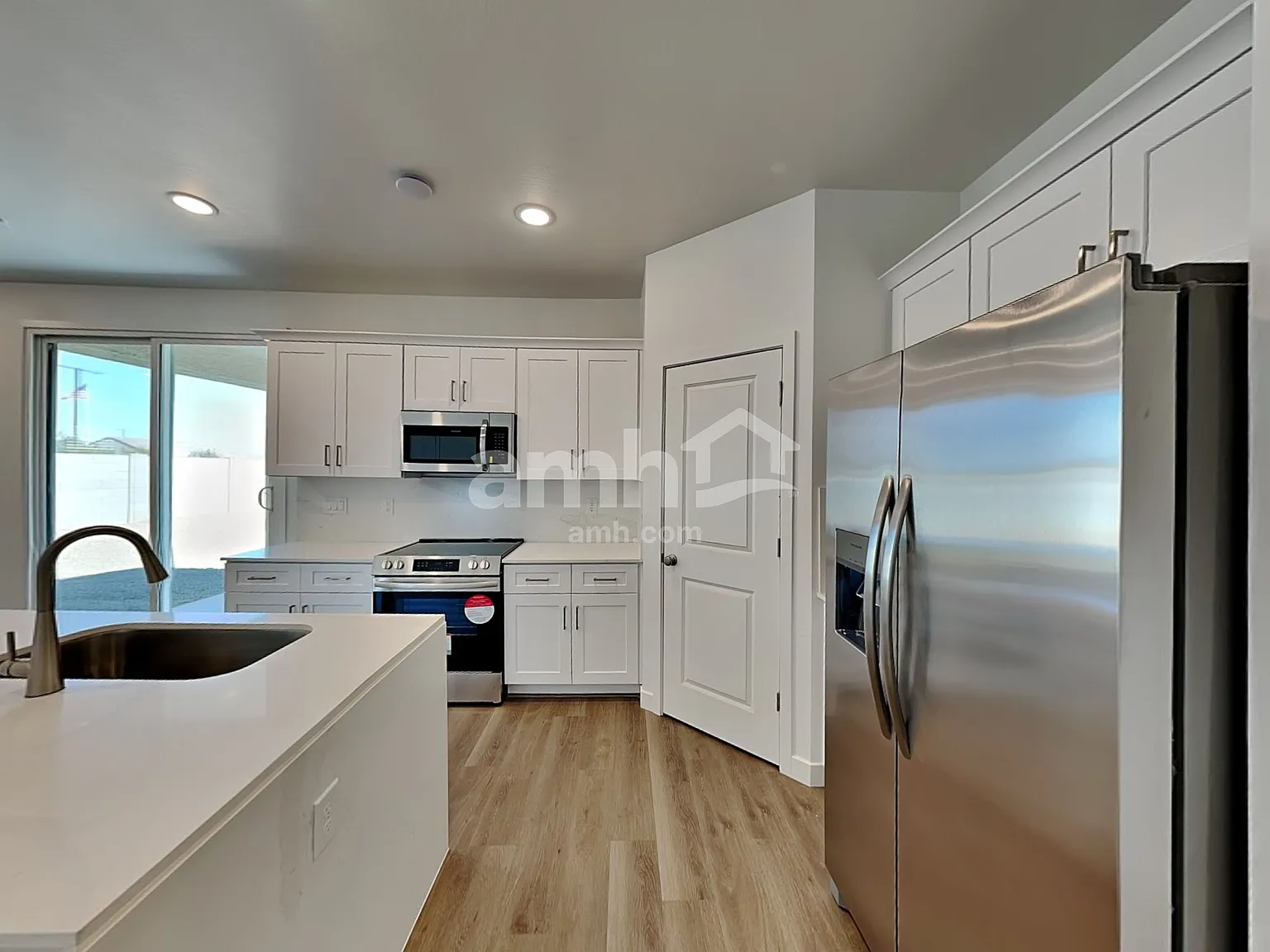 3 bed, 2.5 bath, 1718 sqft, $1,950 — Photo 3