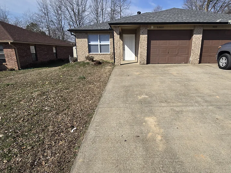 5800 Sara St #B — Photo 1