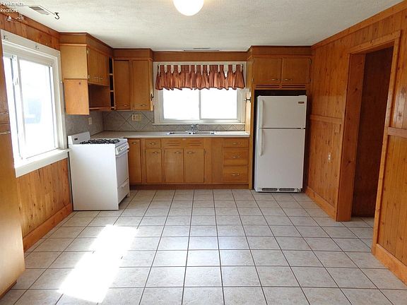 3rd image of 3605 Paxton Ave