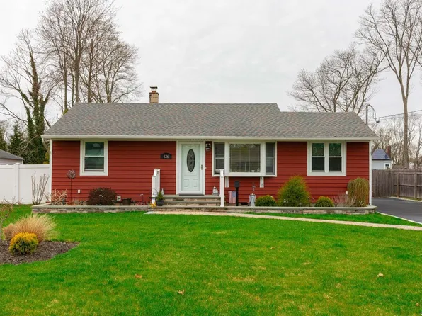 126 Meroke Lane, East Islip, NY 11730