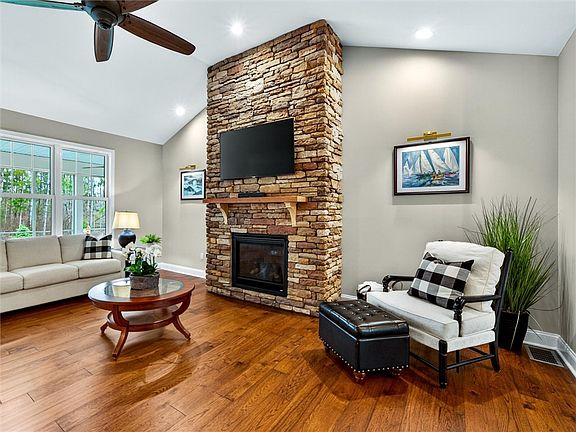 5th image of 310 Dove Tree Ln