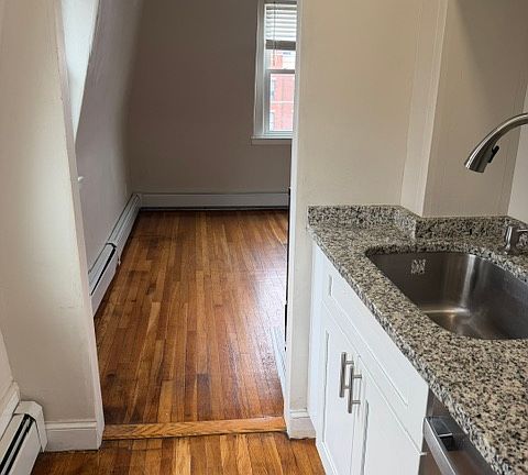 3rd image of 9 Basset St Floor 3