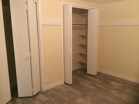 Second bedroom new pain 2 big closets