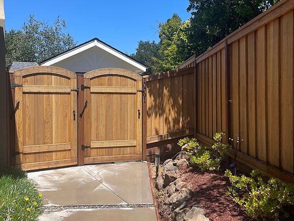 4th image of 10791 Juniper Ct