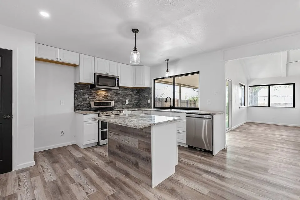 4 bed, 1600 sqft, $2,500 — Photo 4