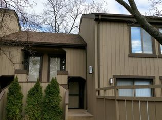255 Bluff Ct APT B, Lake Barrington, IL 60010