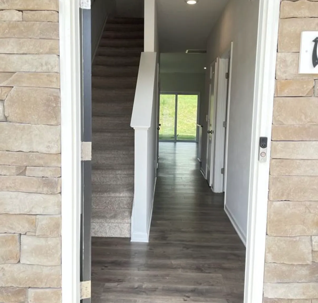 3 bed, 2.5 bath, 1422 sqft, $1,949 — Photo 2
