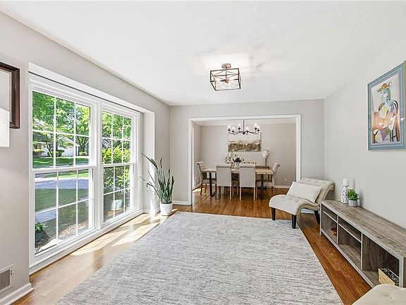 4th image of 2110 W 120th St