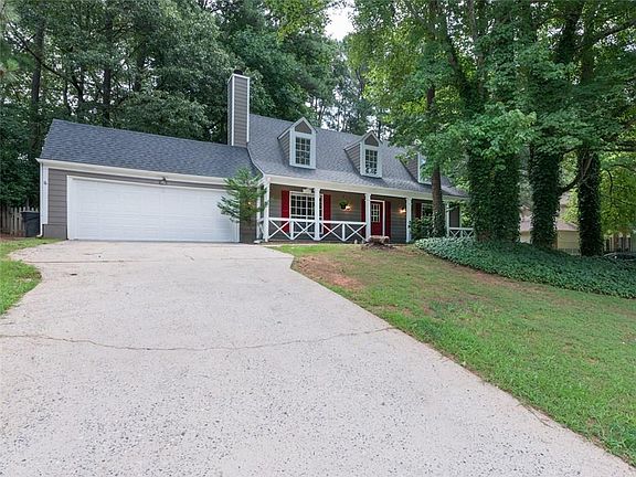 3rd image of 135 Barrington Dr E