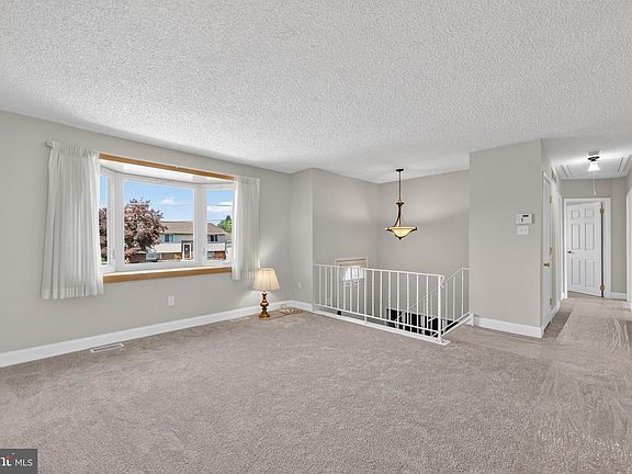4th image of 211 Hobart Dr