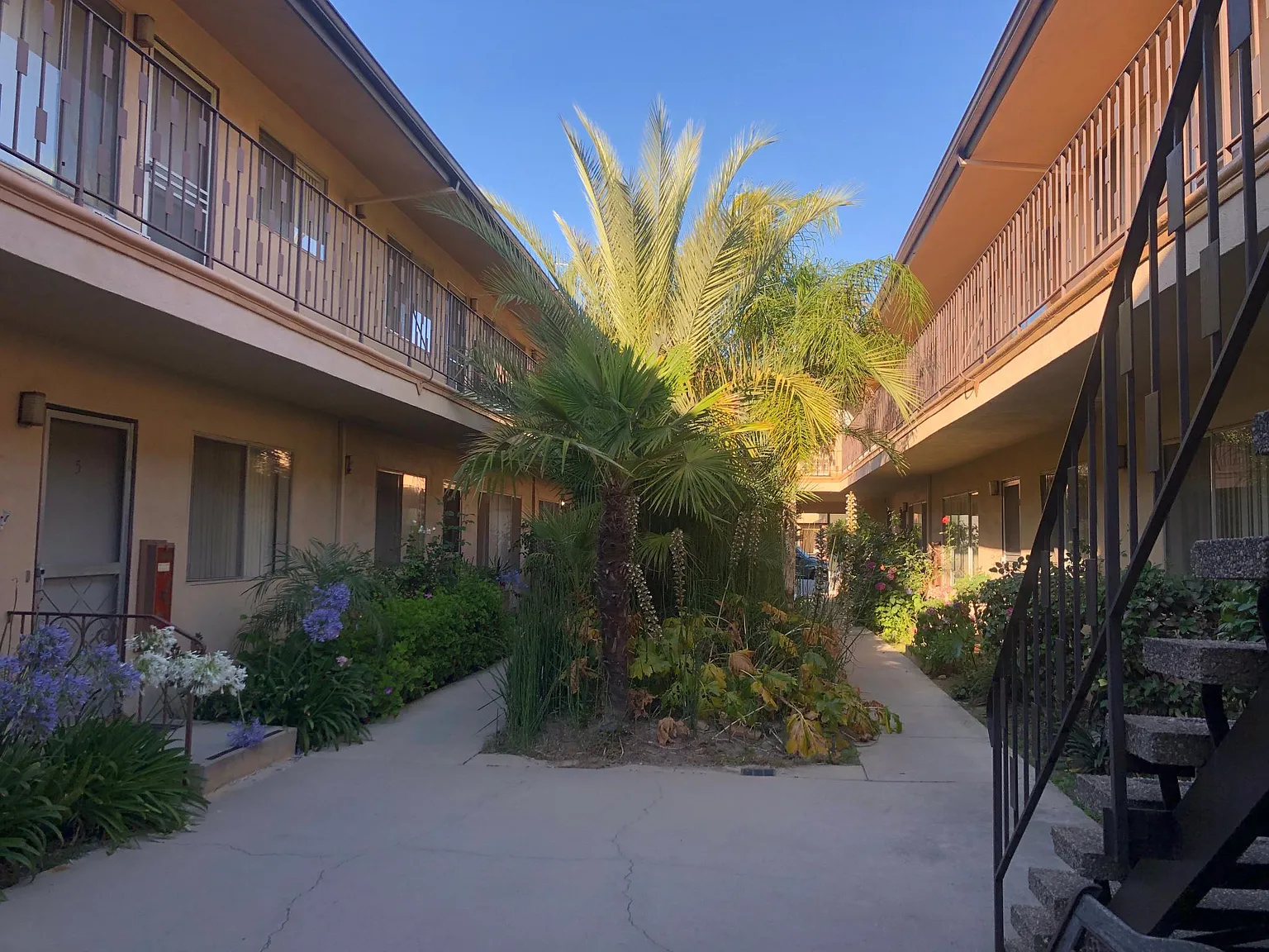 2 bed, 850 sqft, $2,295 — Photo 2