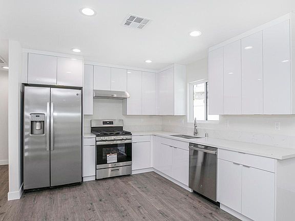 4th image of 10424 Woodley Ave