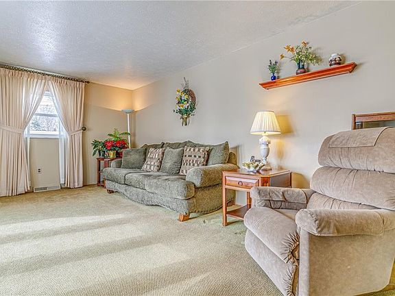5th image of 713 Robin Dr