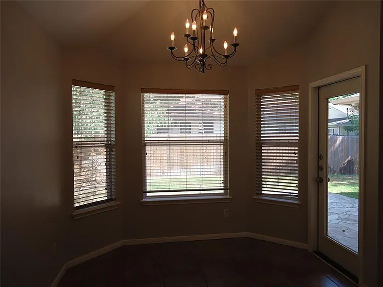 1404 Peachtree Valley Dr — Photo 5