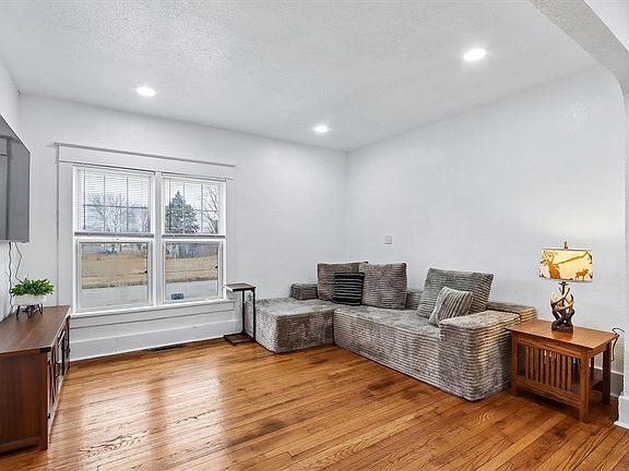 4th image of 278 W Pine St
