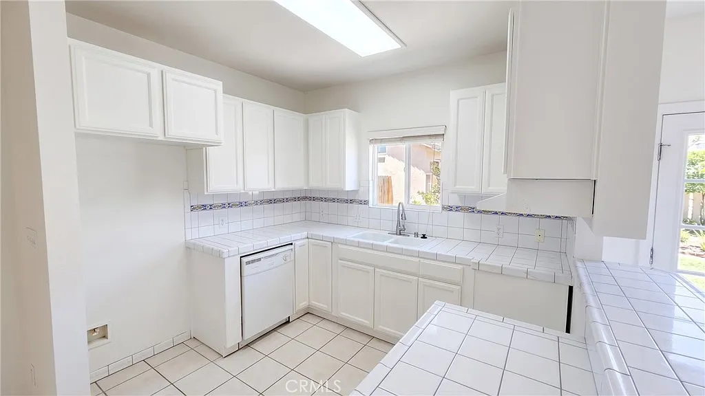 5 bed, 1600 sqft, $4,200 — Photo 4