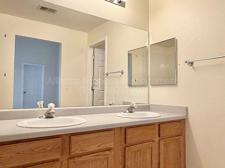 3870 Strawberry Field Grv #F — Photo 19