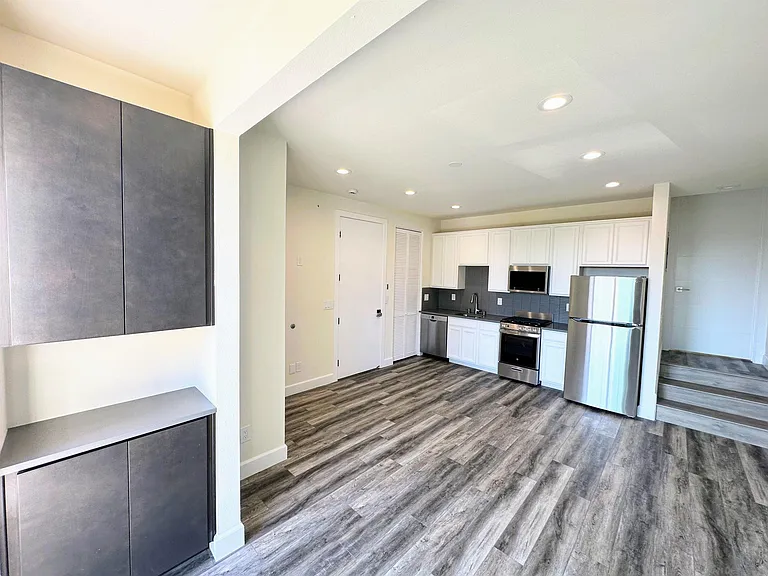 426 Sloane Ave — Photo 26