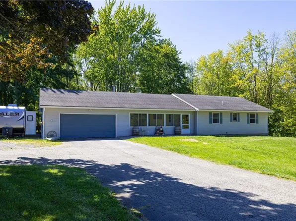 1838 Paddy Ln, Ontario, NY 14519