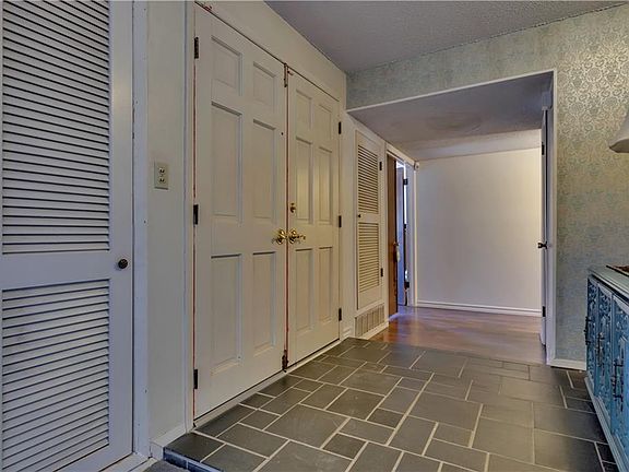 4th image of 716 Meadowlark Dr