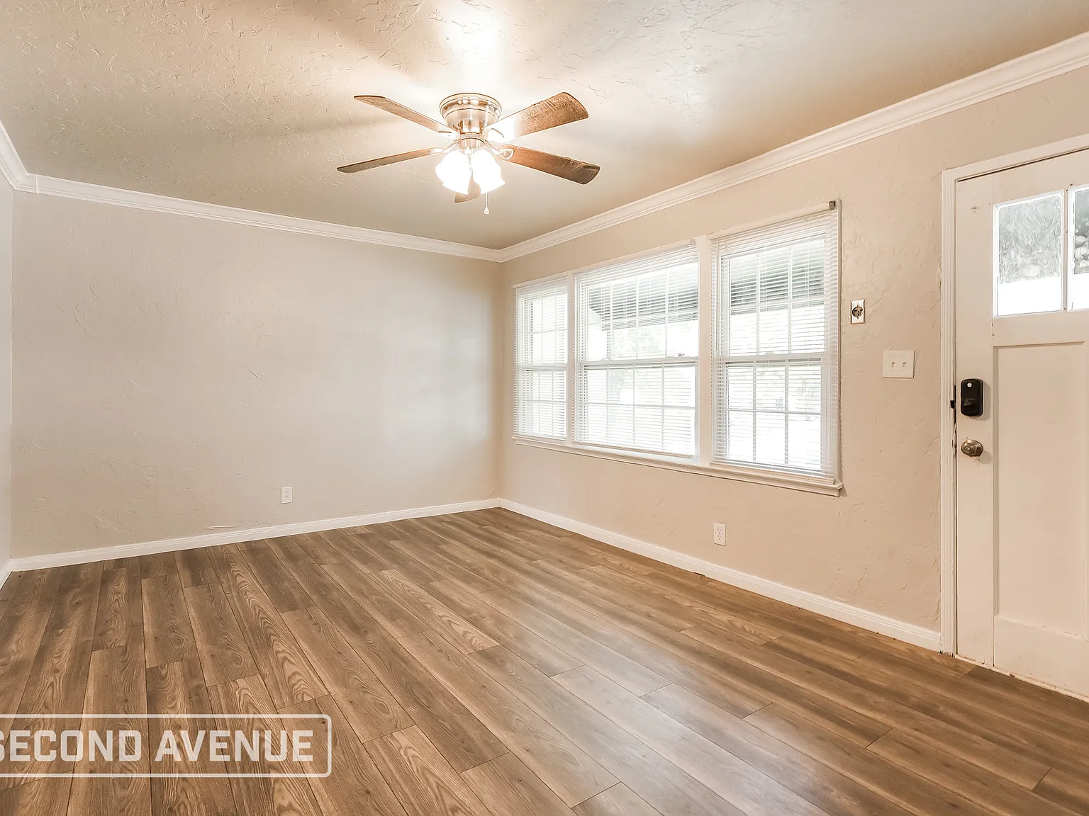 3 bed, 1.0 bath, 1044 sqft, $999 — Photo 3