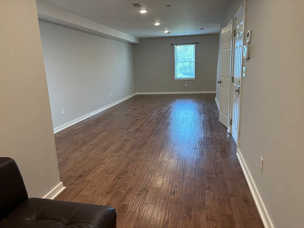 6 bed, 4.5 bath, 2000 sqft, $4,050 — Photo 2
