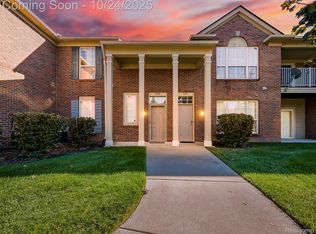 8208 Chesapeake Cir #95, Walled Lake, MI 48390