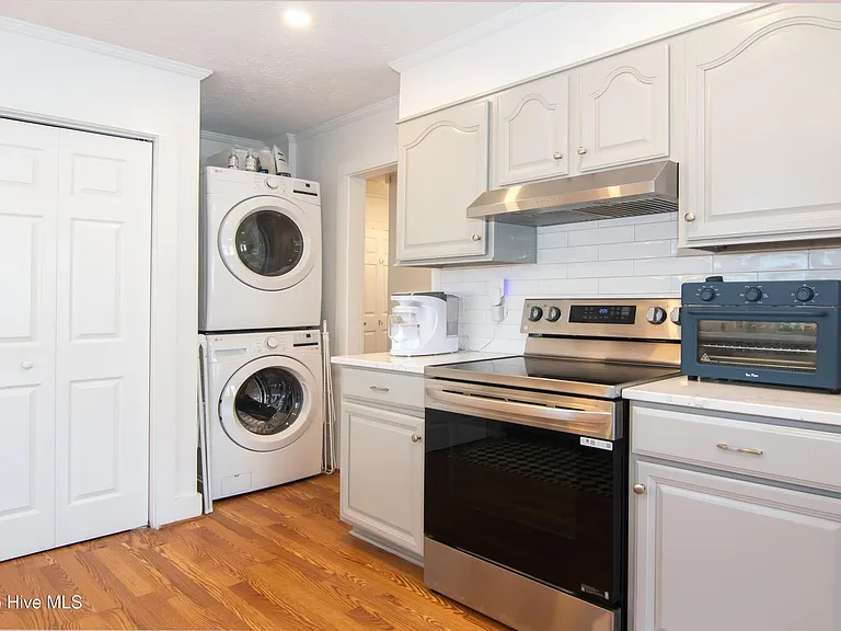 21 W Henderson St — Photo 27