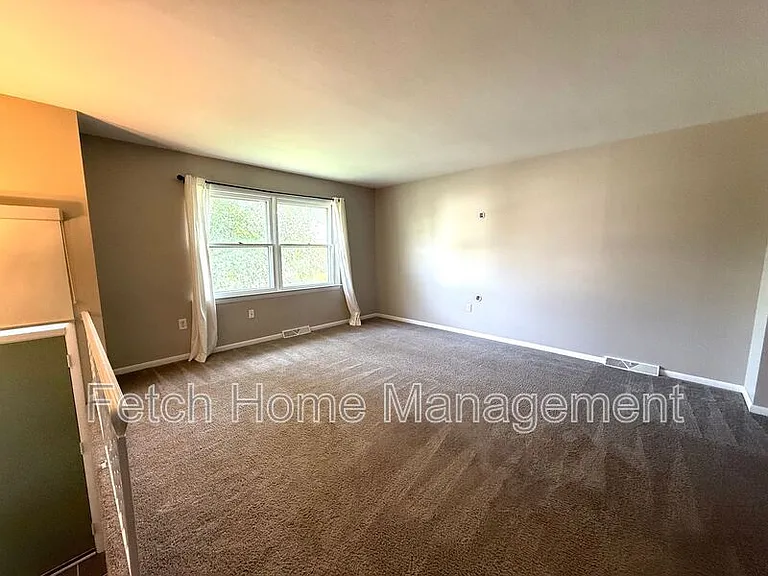417 Surrey Dr — Photo 4