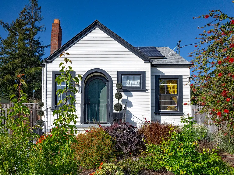 2542 Wilbur St — Photo 1