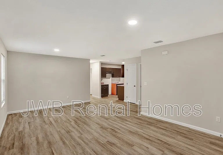 8008 W Railroad Ave — Photo 4