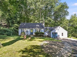 2 Nydam Ln, Wyckoff, NJ 07481