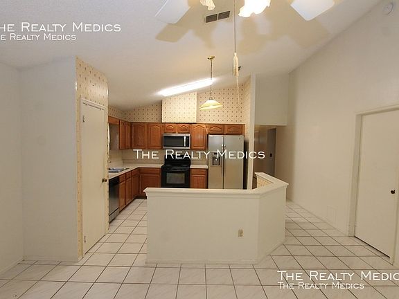 4th image of 3602 Narroline Dr
