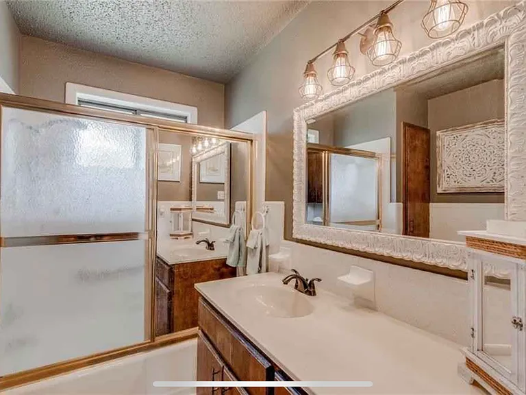 203 E Brier Ln — Photo 17