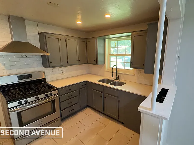 1112 Mallard Dr — Photo 3