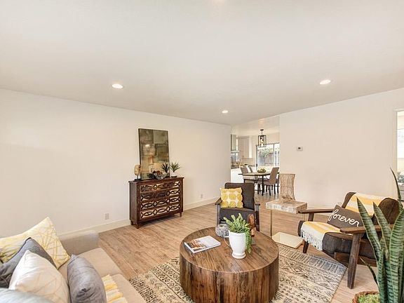 4th image of 8974 La Riviera Dr