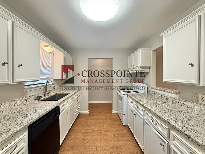 2531 Westminster Dr — Photo 7