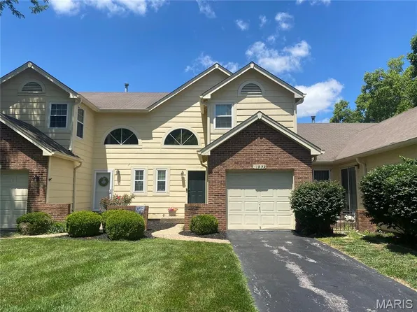 11932 Autumn Lakes Dr, Maryland Heights, MO 63043