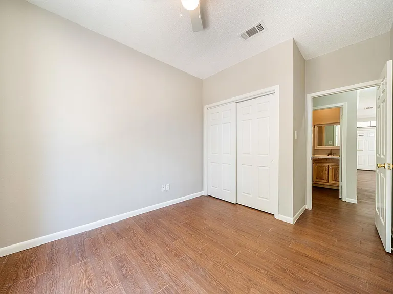 2300 Leon St #101 — Photo 22