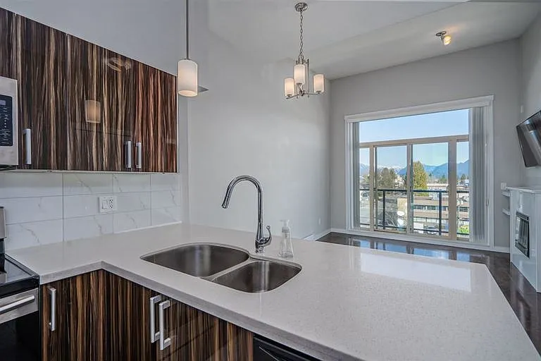 22318 Lougheed Hwy #606