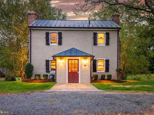 14071 Hume Rd, Hume, VA 22639