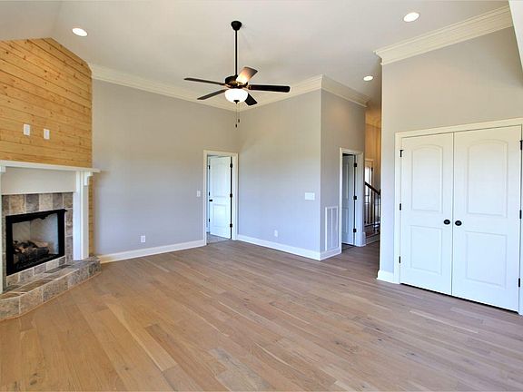 3rd image of 817 Ella Ln #36