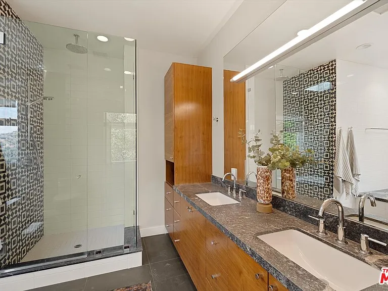 2700 Glendower Ave — Photo 30