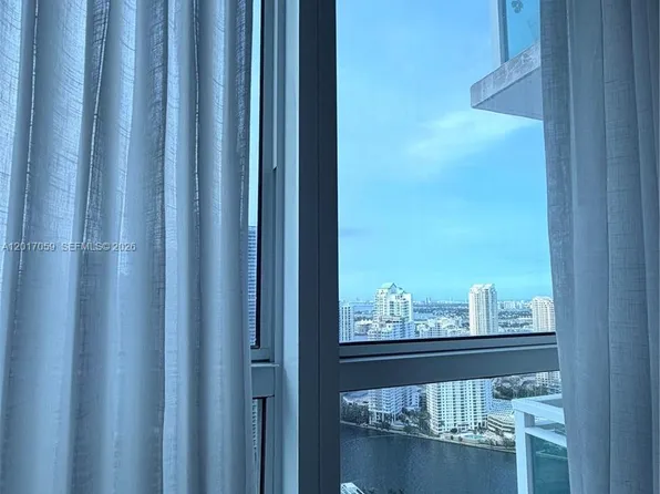 950 Brickell Bay Dr, Miami, FL