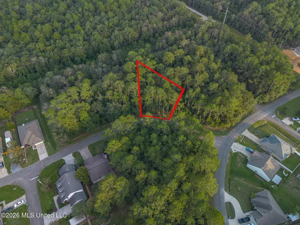 9991 Kahana St, Diamondhead, MS 39525
