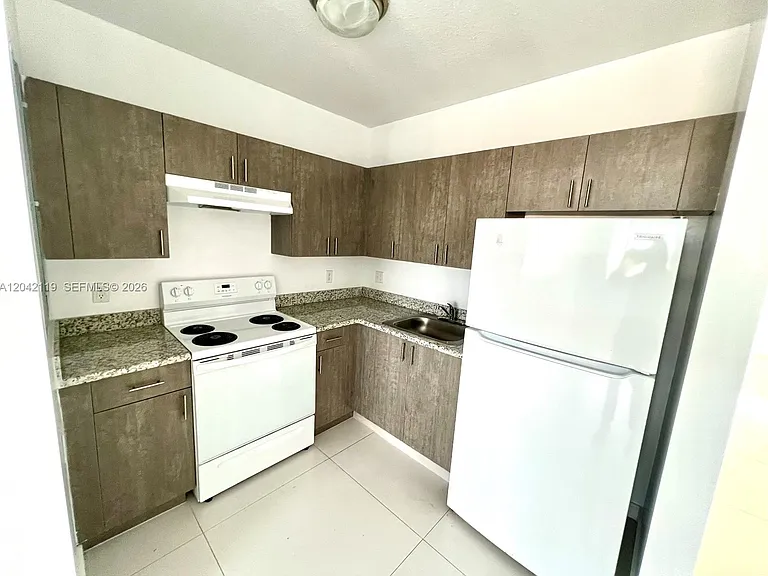 440 E 27th St #204 — Photo 4