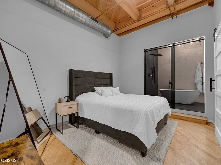 1040 W Adams St #422 — Photo 10