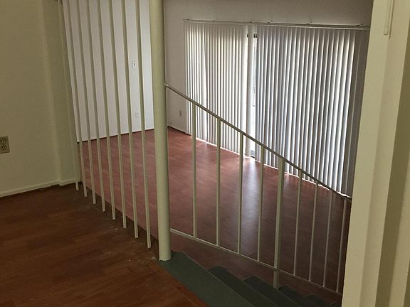 4th image of 18444 Collins St APT 2