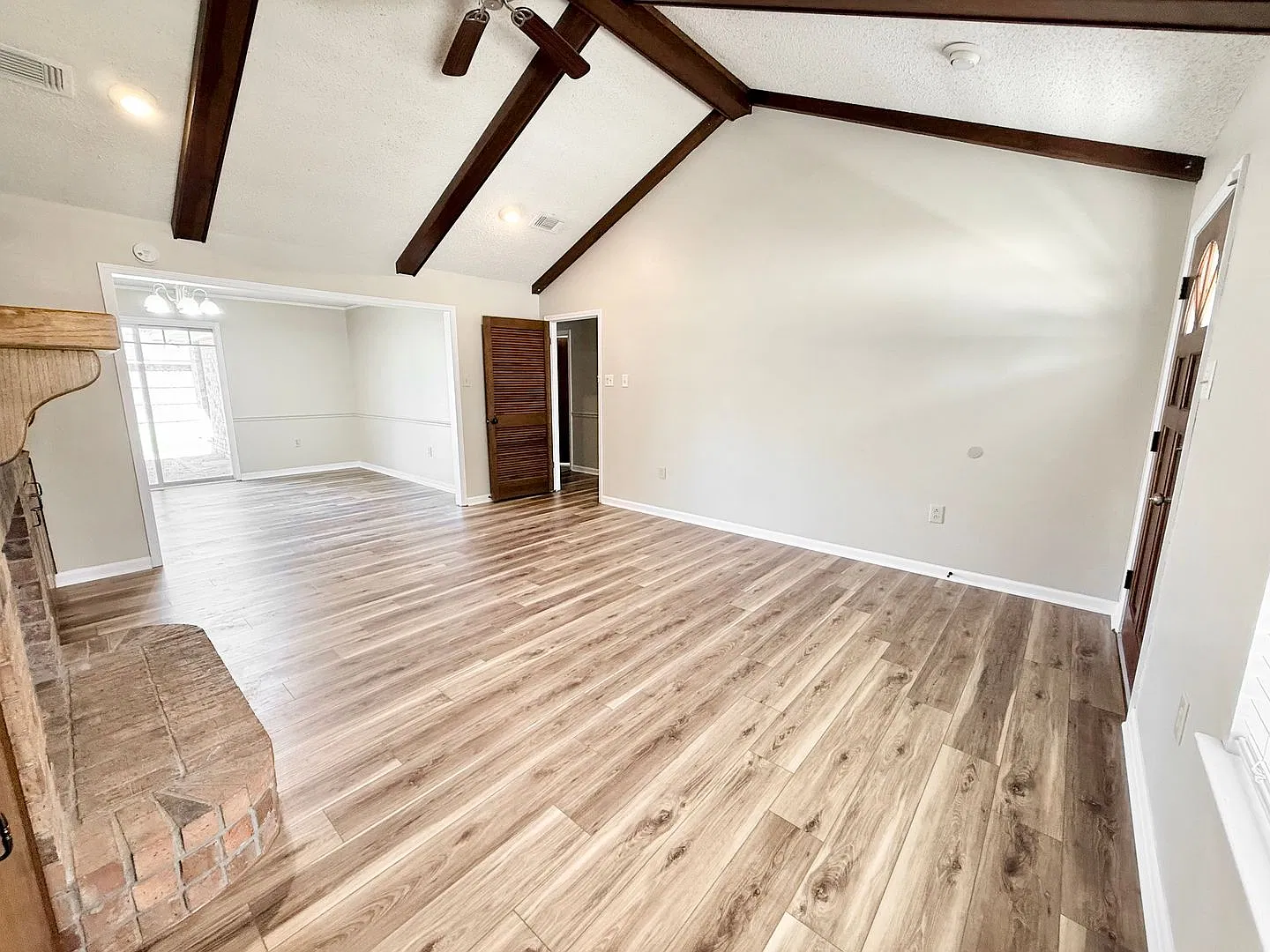 Welcoming 3-Bedroom Home with Fireplace and Covered Patio — Photo 4