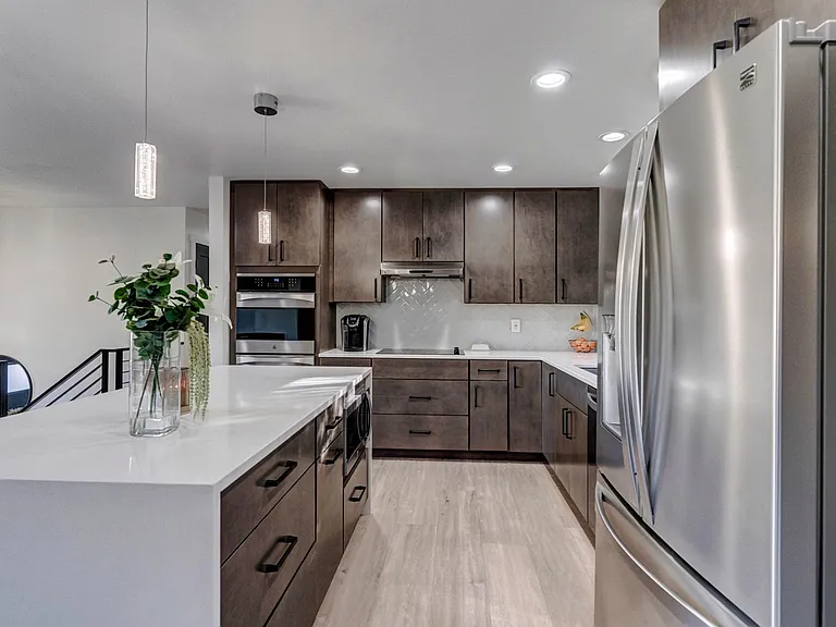 1425 Burns Dr — Photo 3